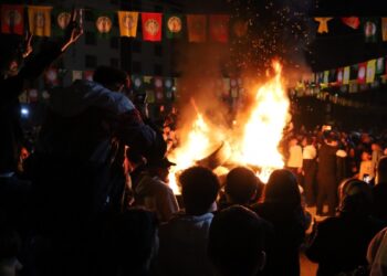 Êlih’te binlerin katılımıyla Newroz ateşi yakıldı