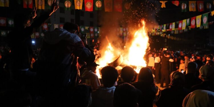 Êlih’te binlerin katılımıyla Newroz ateşi yakıldı