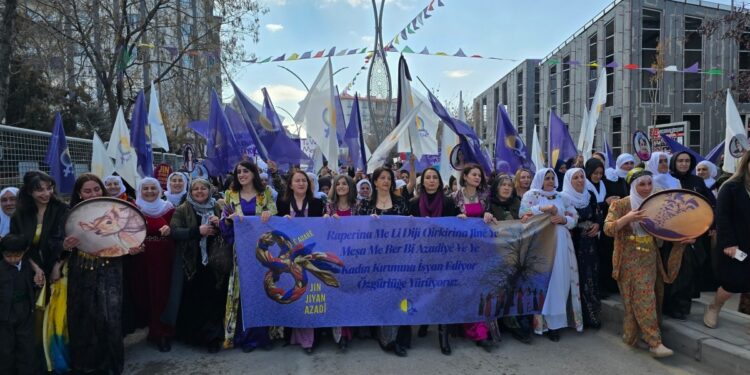 Wan’da 8 Mart mitingi: Özgürlüğü kadınlar sağlayacak    YENİLENDİ