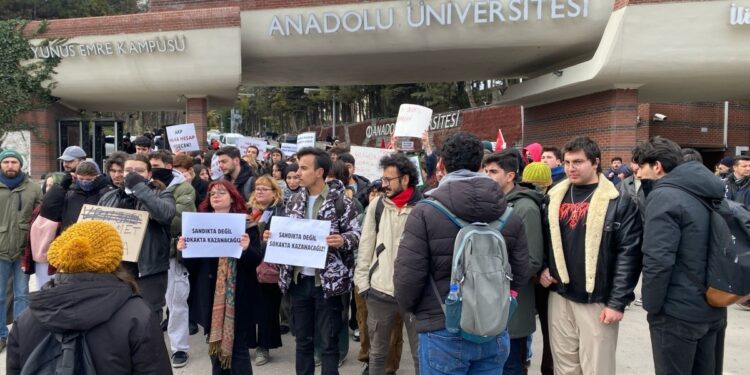 Eskişehir ve Hatay’da İmamoğlu protestoları