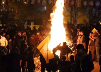 Newroz ateşi karanlığı aydınlattı