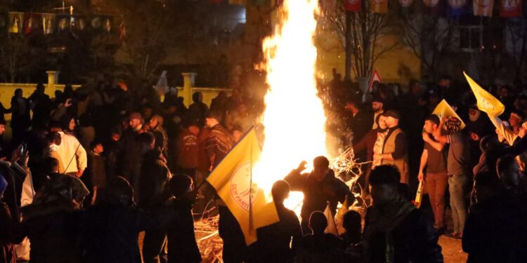 Newroz ateşi karanlığı aydınlattı