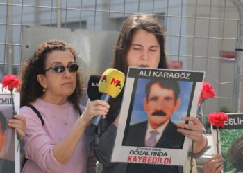 Cumartesi Anneleri: Karanfillerimizi bırakacak bir mezar taşı gösterin