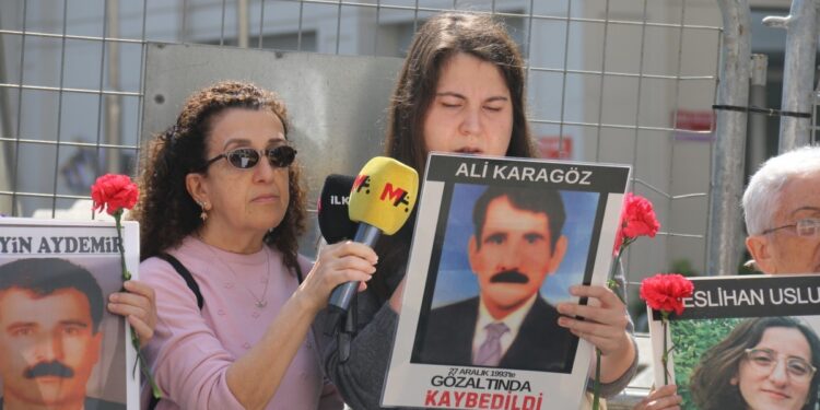 Cumartesi Anneleri: Karanfillerimizi bırakacak bir mezar taşı gösterin