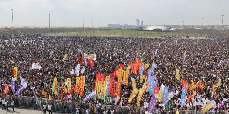 Özel’den İstanbul Newrozu’na mesaj: Özgürlük halayına duracağımız günler yakın