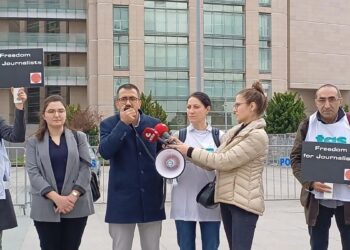 Adliye önünde gözaltındaki gazetecilere destek