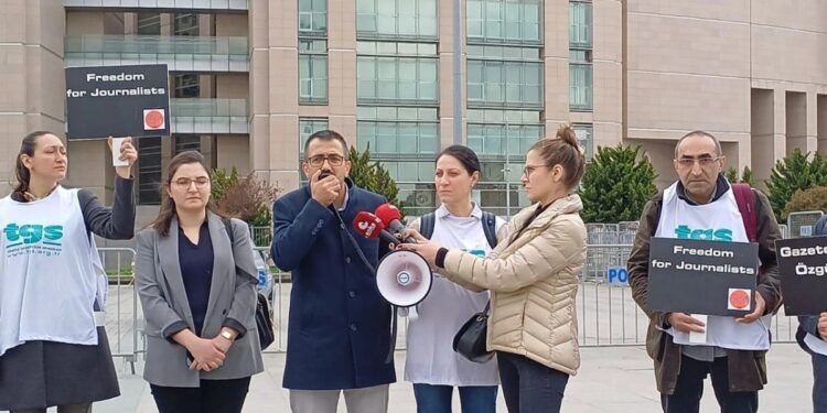 Adliye önünde gözaltındaki gazetecilere destek