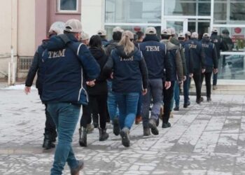 İzmir’de gözaltına alınan 5 memur tutuklandı