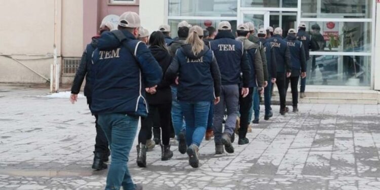 İzmir’de gözaltına alınan 5 memur tutuklandı