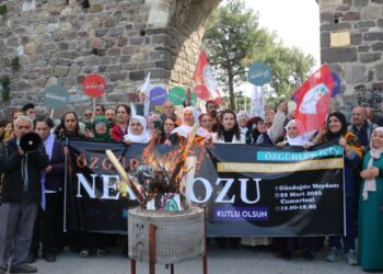 İzmir’in ilk Newroz ateşi Kadifekale’de yakıldı