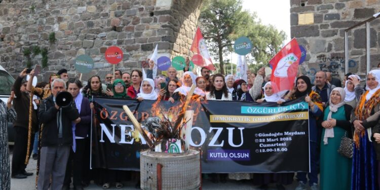 İzmir’in ilk Newroz ateşi Kadifekale’de yakıldı