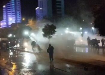 İzmir’de gözaltına alınanlar karakolda muayene ediliyor