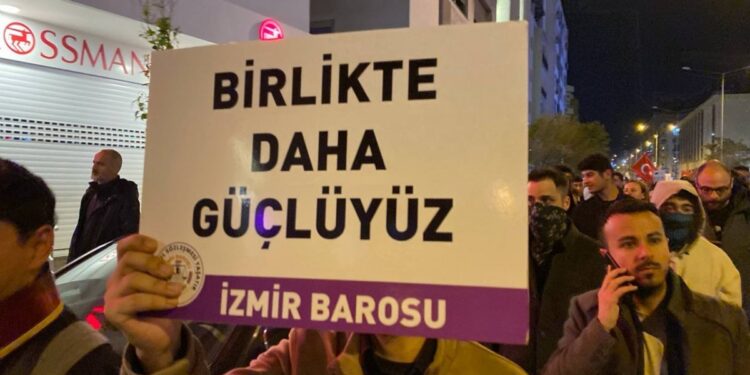 Avukatlar şiddete karşı emniyet müdürlüğüne yürüdü