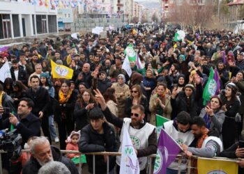 Newroz ateşi Qers’i ısıttı