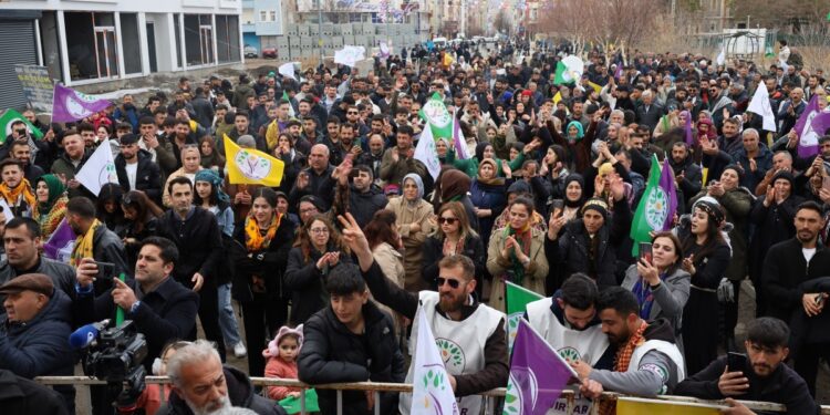 Newroz ateşi Qers’i ısıttı