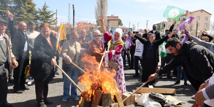 Newroz’un son ateşi Kırşehir’de yakıldı