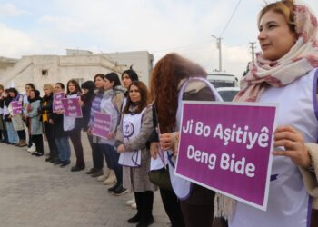 Kadınlar sınırda ‘Barış Zinciri’ oluşturdu
