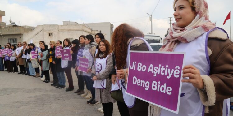 Kadınlar sınırda ‘Barış Zinciri’ oluşturdu