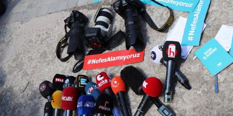 Basın Özgürlüğü Raporu: Gazeteciler en az 45 kez hakim karşısına çıktı