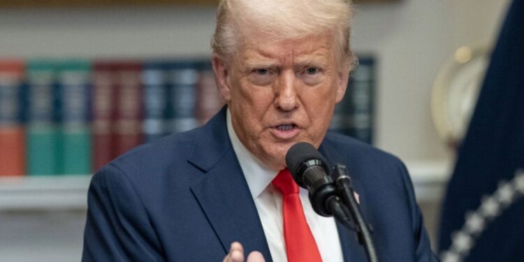 Trump, Kanada ve Meskika’ya gümrük vergisini bir ay erteledi