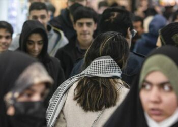 İran’da zorunlu başörtüsü yasası askıya alındı