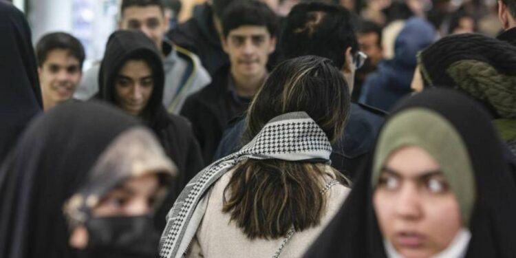 İran’da zorunlu başörtüsü yasası askıya alındı