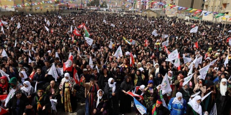 Gever’de coşkulu Newroz