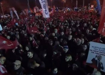 Binlerce kişi Saraçhane’de: Ülkeyi karanlıktan çıkaracağız
