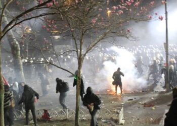 Protestolar gece boyunca sürdü: Polis şiddeti kameralara yansıdı