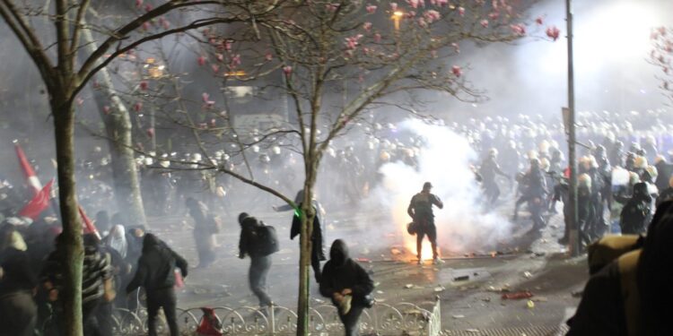 Protestolar gece boyunca sürdü: Polis şiddeti kameralara yansıdı