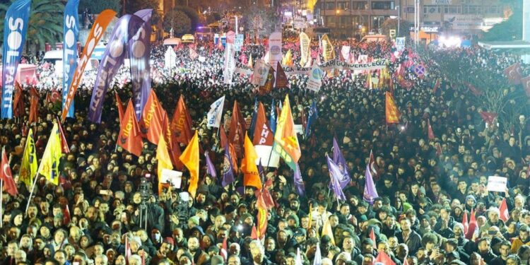 İstanbul ve İzmir’de ev baskınları