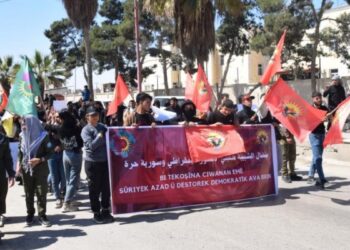 Kuzey ve Doğu Suriye’deki gençlerden ‘Anayasa Taslağı’ protestosu