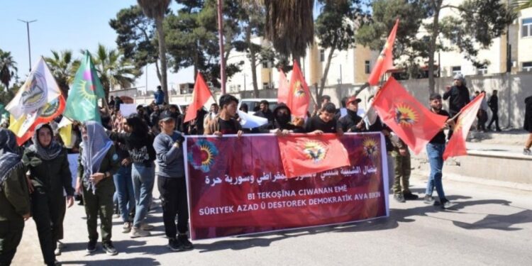 Kuzey ve Doğu Suriye’deki gençlerden ‘Anayasa Taslağı’ protestosu