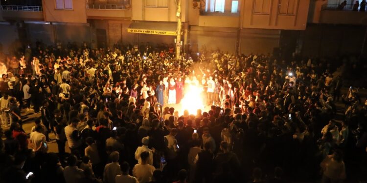 Mersin’de ilk Newroz ateşi binlerin katılımıyla yakıldı