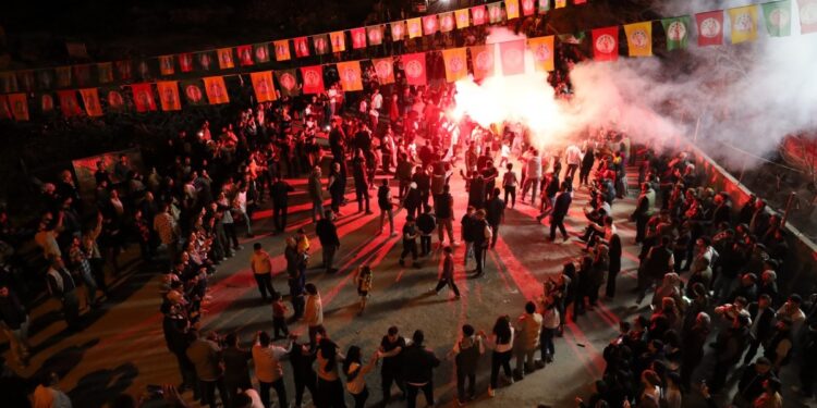 Tarsus’ta binler Newroz halayında
