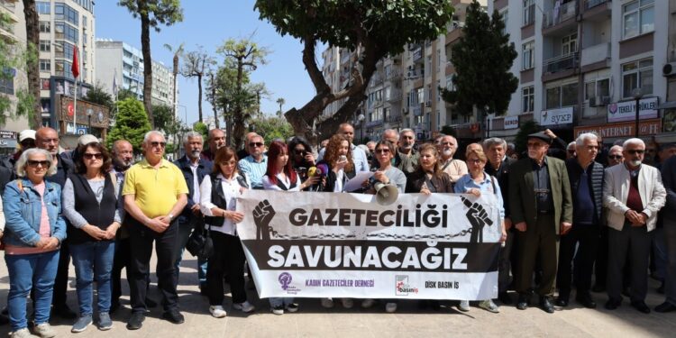 Gazetecilere yönelik baskılar protesto edildi