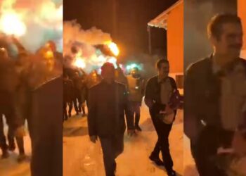 Tahliye olan gazeteci İsmail Çoban meşalelerle karşılandı