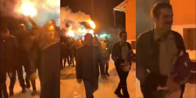 Tahliye olan gazeteci İsmail Çoban meşalelerle karşılandı