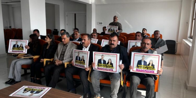 Wan’daki meclis toplantılarında kayyım protestosu