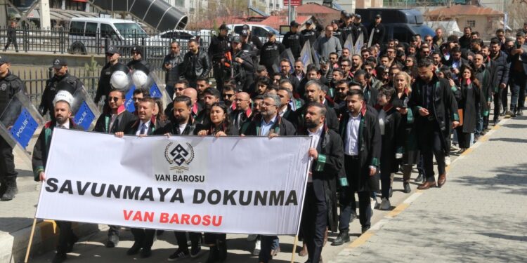 ÖHD: Baro kararından geri dönülmeli, başkanlar göreve iade edilmeli