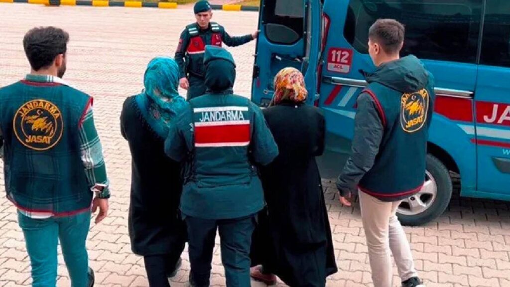 2 günlük bebeği boğup çukura gömen firari anne ile anneanneyi JASAT yakaladı