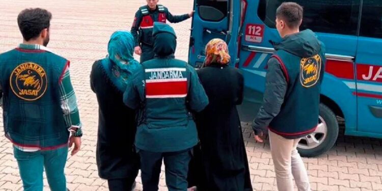 2 günlük bebeği boğup çukura gömen firari anne ile anneanneyi JASAT yakaladı