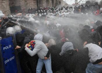 28 Şubat'ta "bizim başörtülü kızımız" için üzülen devlet, bugün adalet talep eden başı açık gençleri neden duymuyor?