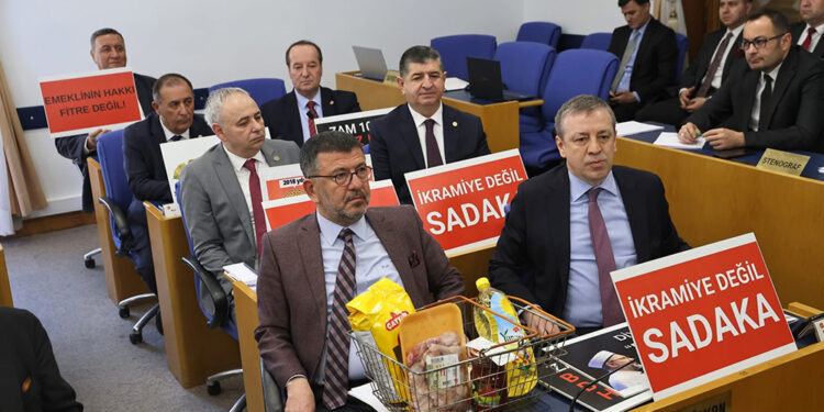 4 bin TL’lik emekli ikramiyesi komisyonda kabul edildi