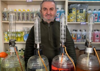 55 yıl önce babasının açtığı dükkanda kolonya üretimine devam ediyor