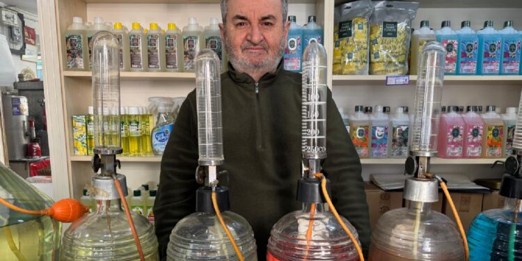 55 yıl önce babasının açtığı dükkanda kolonya üretimine devam ediyor