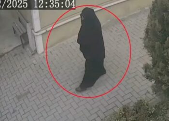 Ablasını çarşaf giyip soydu!
