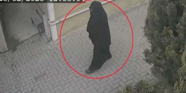 Ablasını çarşaf giyip soydu!