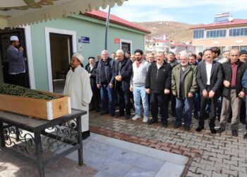 Acıya dayanamadı, tabut başında can verdi!