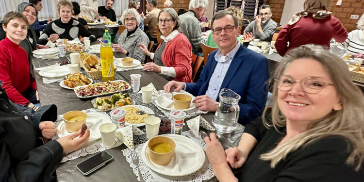 Amstelveen’deki iftar coşkusuna Hollandalılar da ortak oldu